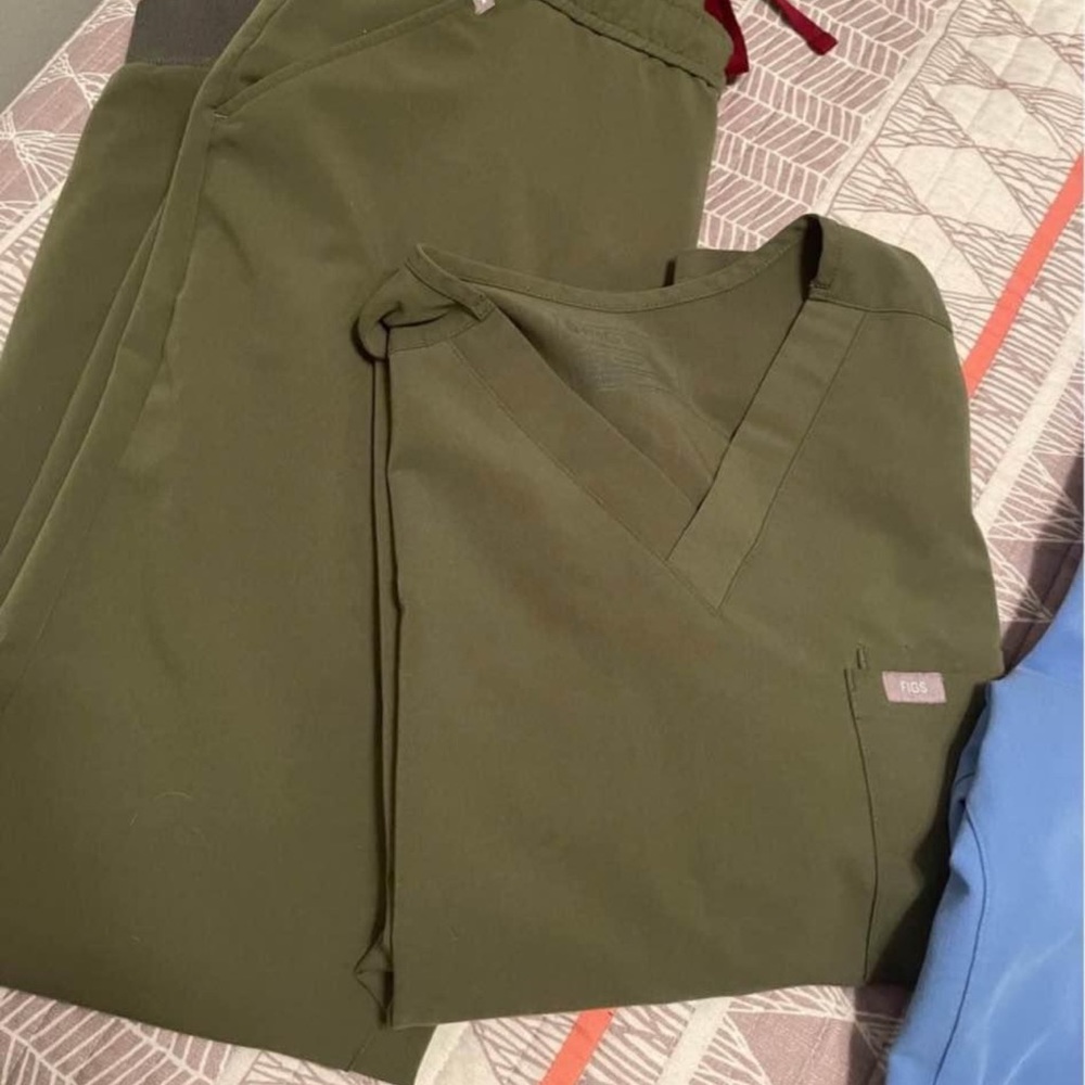 Men’s FIGS Tall Scrub Sets (Both for $100) - Picture 2 of 5